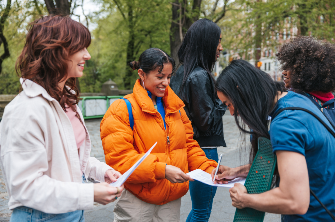 students volunteering