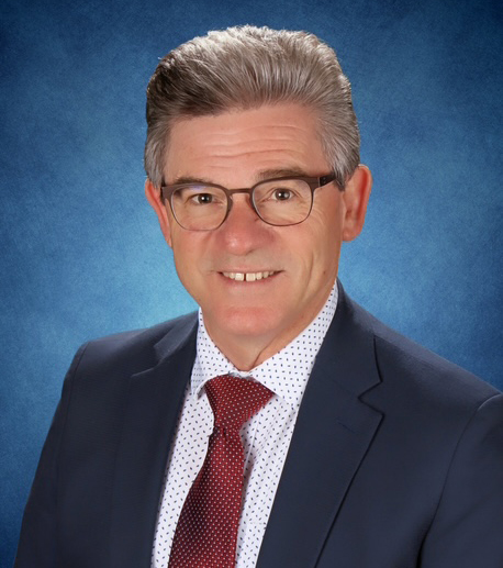 Pacifica’s ‘singing principal’ engages students through music